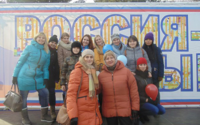 фото у праздничного стенда