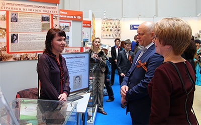Губернатор Омской области В.И. Назаров у стенда ОмГПУ