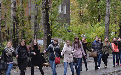 Студенты ОмГПУ обнимают университеет