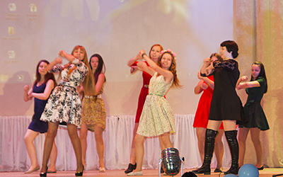 Студенты исполняют танец