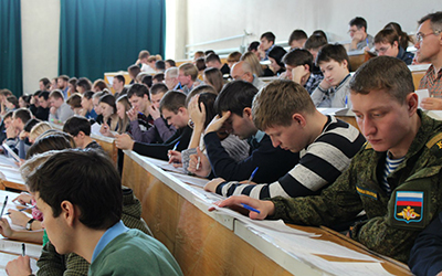 Участники акции пишут диктант