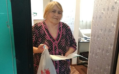 добровольцы помогают жителям
