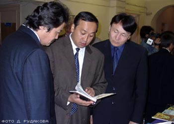 Возле стенда с трудами преподавателей ПаУ