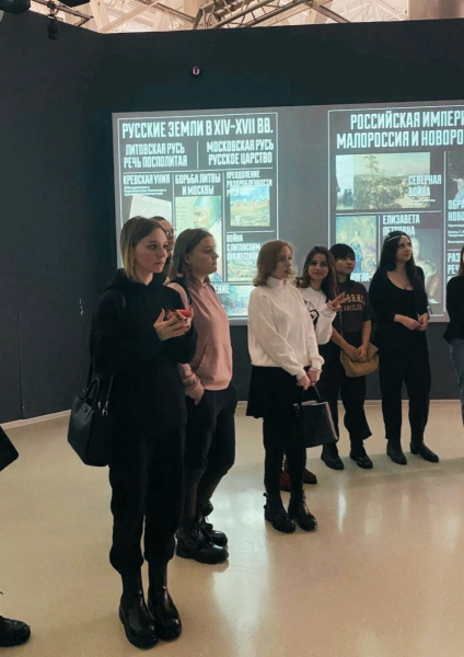 студенты ОмГПУ на выставке