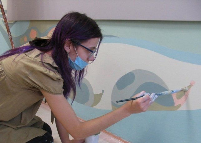 студенты ОмГПУ раскрашивают стены больницы