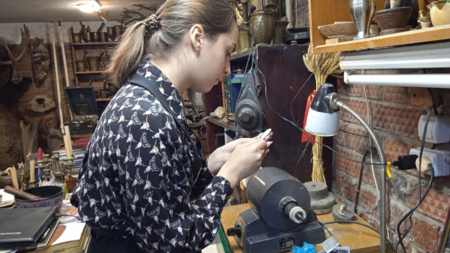 Студенты ОмГПУ учатся косторезному искусству