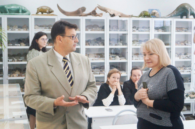 экспозиция геологического кабинета ОмГПУ