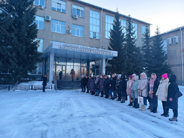 В ОмГПУ прошла первая церемония поднятия флага Российской Федерации