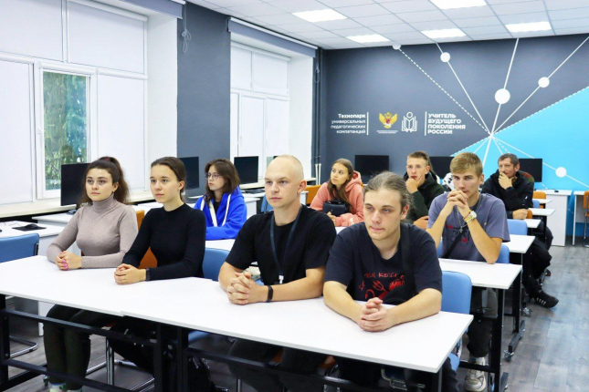 Школьники из Стаханова побывали на экскурсии в кванториуме и технопарке ОмГПУ